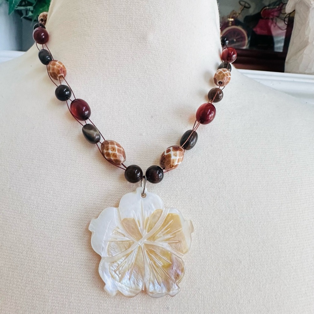 Elegant Shell Flower Pendant Necklace